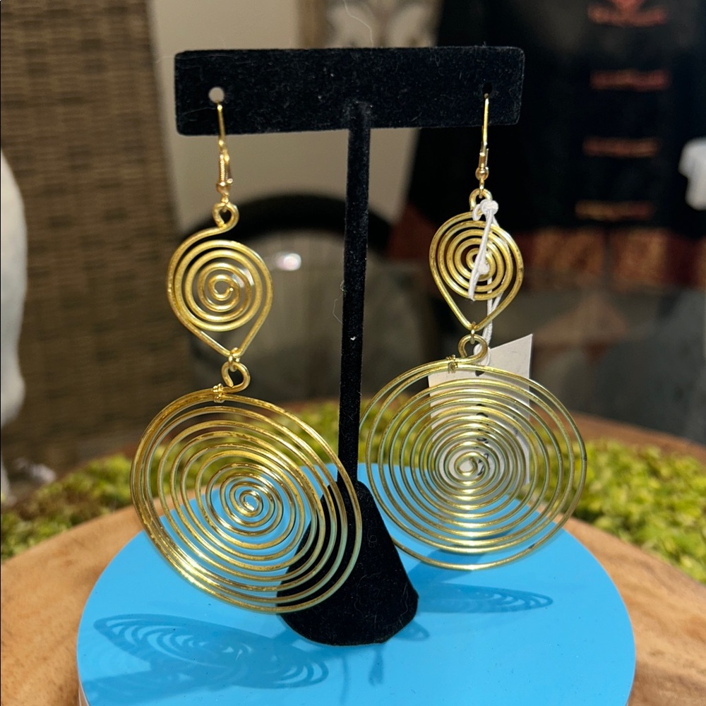 Vestopazzo “Crazy Dresser” Italian Gold/Brass Spiral Dangle Earrings NWT 4” Drop